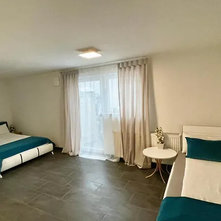 아파트 Apartment *